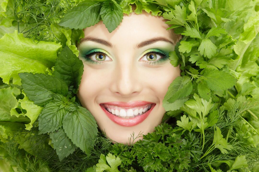 Une peau du visage jeune, saine et belle grâce à l'utilisation d'herbes apaisantes