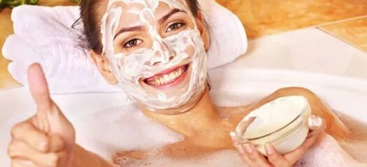 Masques pour le visage avec crème acide ou crème